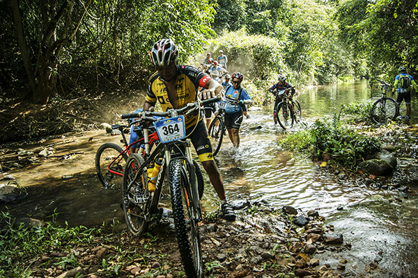 Kits do 3º Desafio Piraputanga de Mountain Bike são entregues