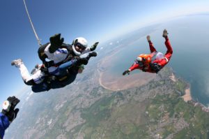 Feira de aviação traz salto duplo de paraquedas para Campo Grande