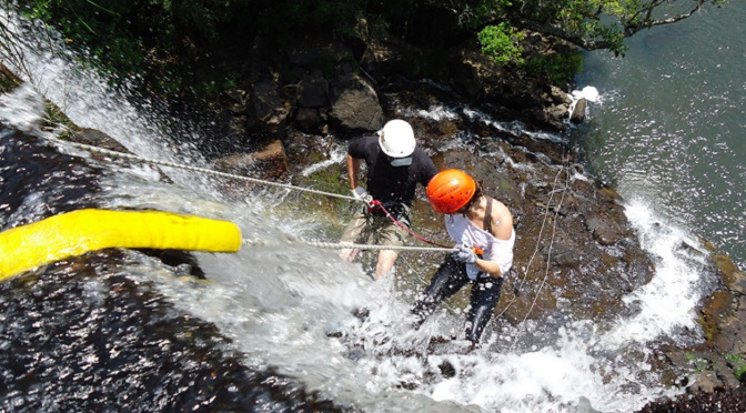 Adrenalina do rapel aliada à contemplação da natureza