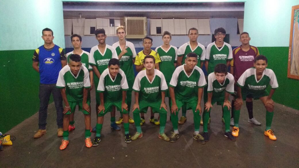 Escolinha abre vagas para futebol de campo e futsal
