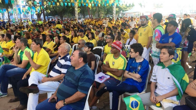 Campo-grandense lota Praça da Copa para torcer pela Seleção
