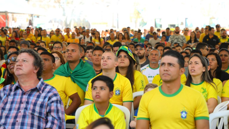 Milhares se reúnem na Praça da Copa para ver Brasil e México