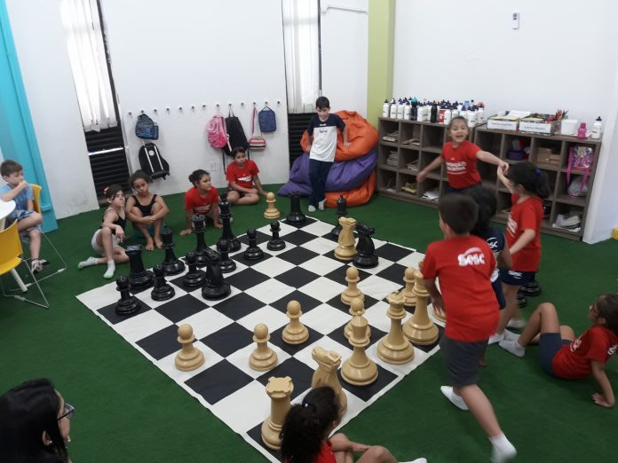  Crianças do Baú de Brincadeiras aprendem Xadrez de forma diferente