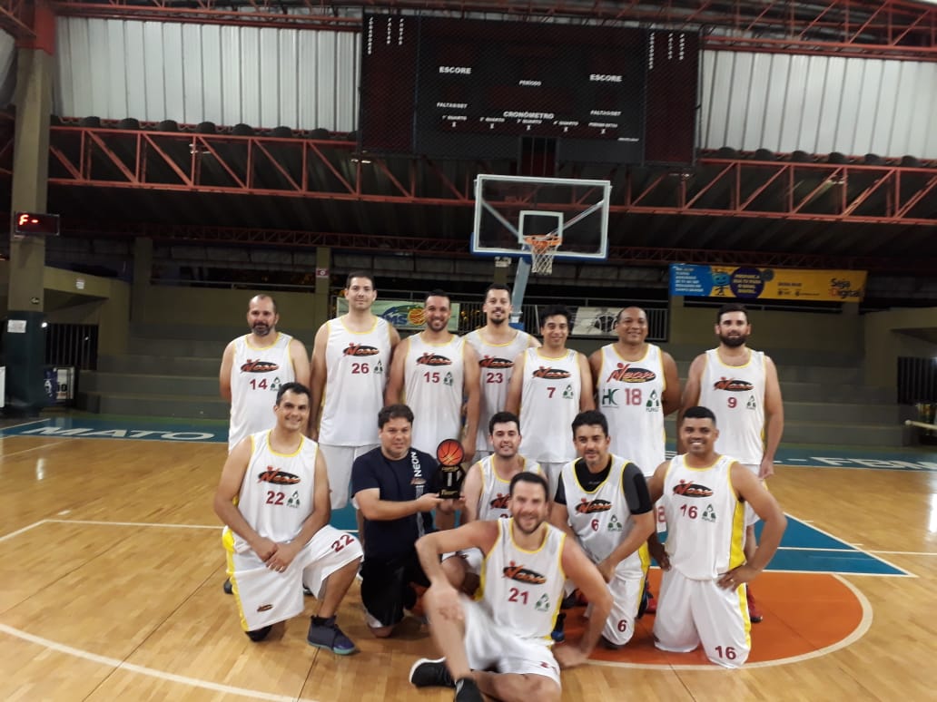 Neon Concursos fatura categoria 35+ do 1º Circuito de Basquete Máster 