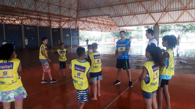 Prefeitura inicia oficinas de vôlei para crianças e adolescentes