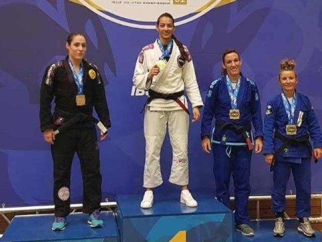 Lutadora de Corumbá é ouro no Open de jiu-jitsu na Alemanha