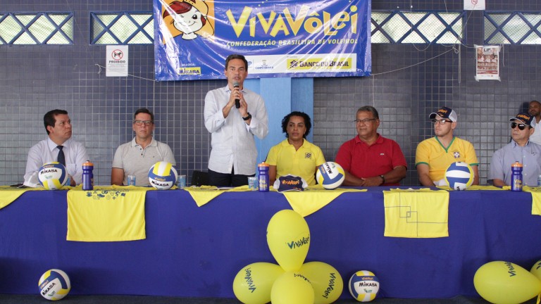 Capital inicia projeto que une recreação e fundamentos do vôlei
