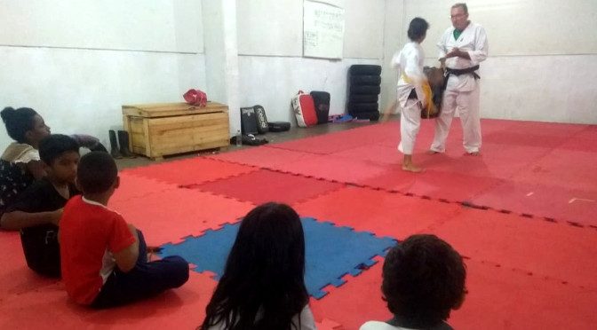Jovens adquirem benefícios para corpo e mente através do Karatê