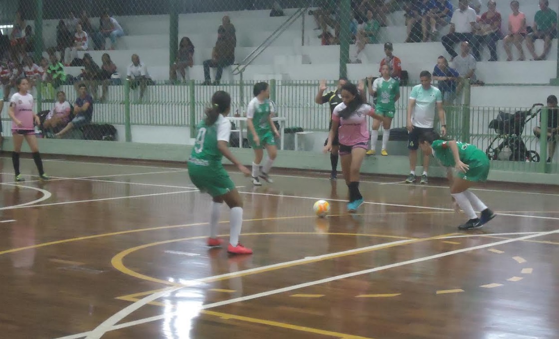 Copa Pelezinho Feminina é aberta com goleadas na Capital