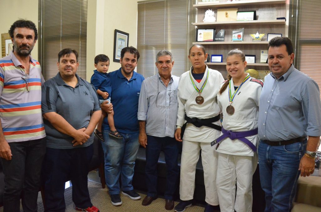 Prefeito de Maracaju recebe atletas do judô