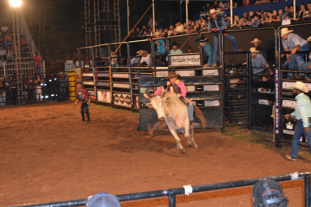Peões de Camapuã se classificam para final do rodeio da 41ª Expocam