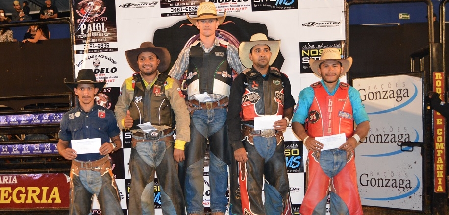 Peão de Chapadão do Sul é campeão do rodeio da 41ª Expocam