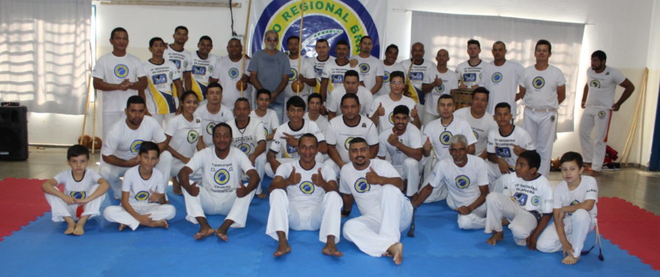 Capoeiristas recebem uniforme de projeto social de Aparecida do Taboado