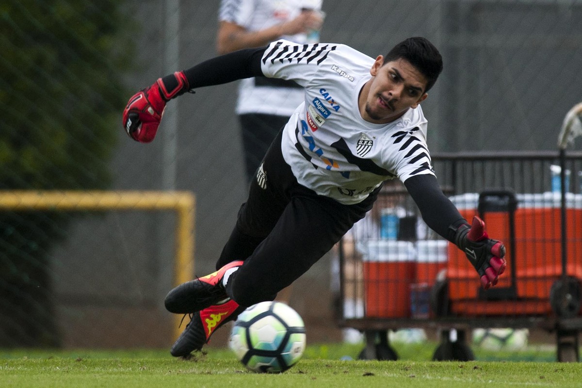 Douradense João Paulo retorna aos treinos no Santos
