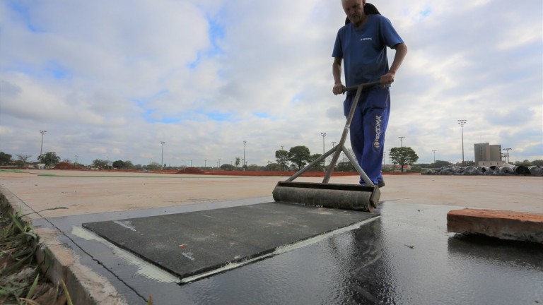Pista de atletismo do Parque Ayrton Senna recebe emborrachamento