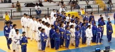 Crianças de projetos da capital recebem novos kimonos de judô