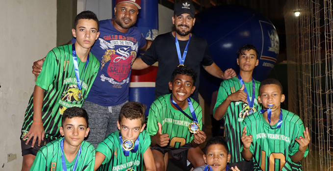 Equipes vencedoras de futsal e vôlei dos JET's recebem premiação