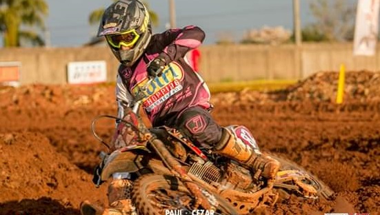 Filho segue paixão do pai e trilha seu caminho no velocross