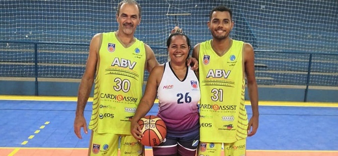 Família joga amistoso de basquete pela primeira vez juntos