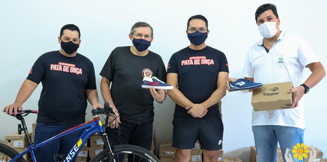 Bike Clube Pata de Onça doa mais de 50 pares de tênis à APAE