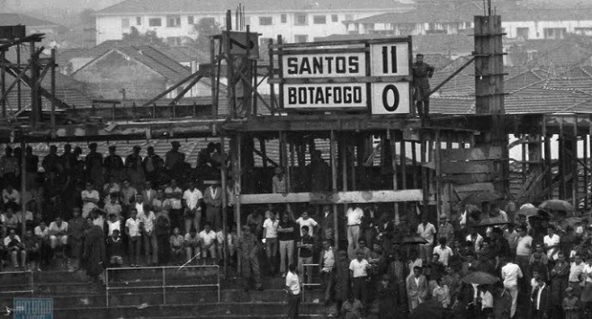 Livro reúne fotos inéditas de jogo em que Pelé marcou oito gols