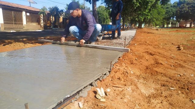 Pista de caminhada é construída em praça de Aquidauana