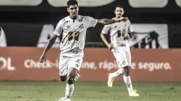Atacante do Santos testa positivo para Covid-19