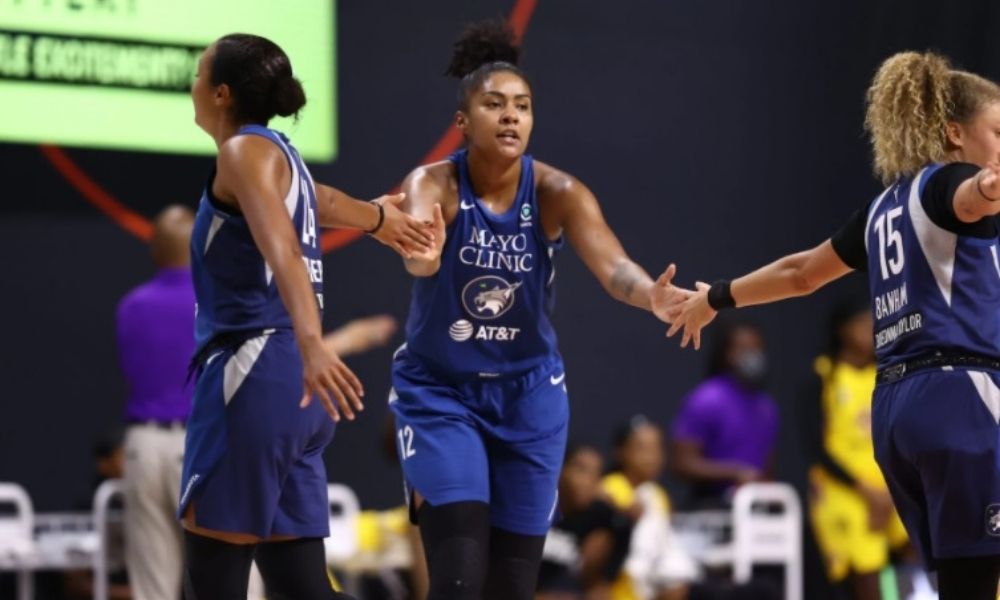 Brasileira brilha na WNBA e anota 18 pontos, 6 de 15 nos arremessos