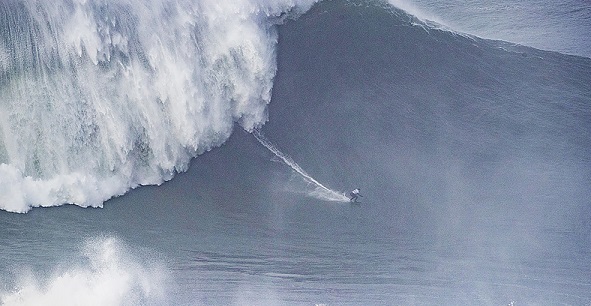 Brasileira bate próprio recorde da maior onda surfada por uma mulher