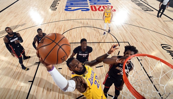 Lakers vencem Miami e abre 3 a 1 na série da final da NBA