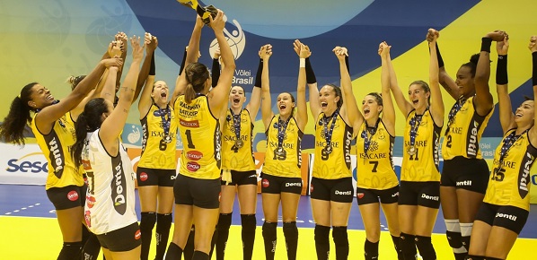 Praia Clube conquista Troféu Super Vôlei contra o Flamengo