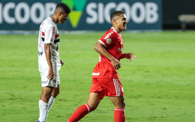 Inter massacra o São Paulo e assume liderança do Brasileirão