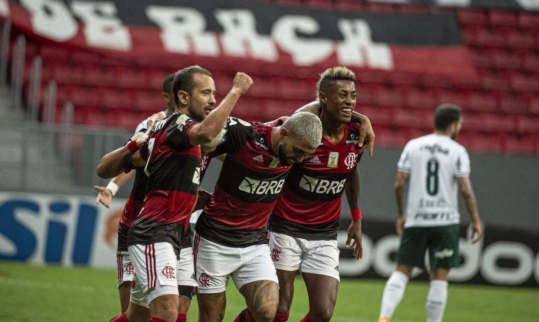 Flamengo vence Palmeiras por 2 a 0 e assume terceiro lugar