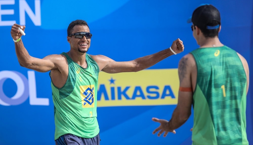 Arthur Mariano é campeão do Superpraia de Vôlei