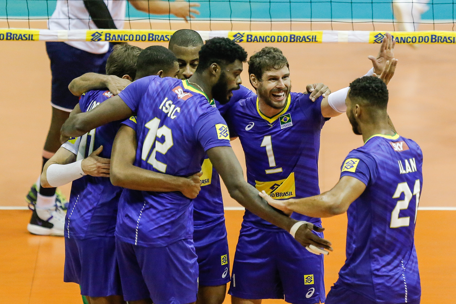 Sul-Americano: Brasil derrota Colômbia e segue invicto