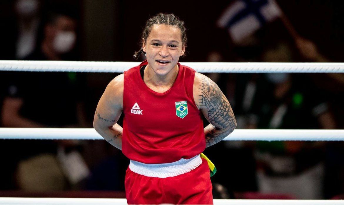 Bia Ferreira e Bárbara Santos avançam às semifinais do Mundial de Boxe