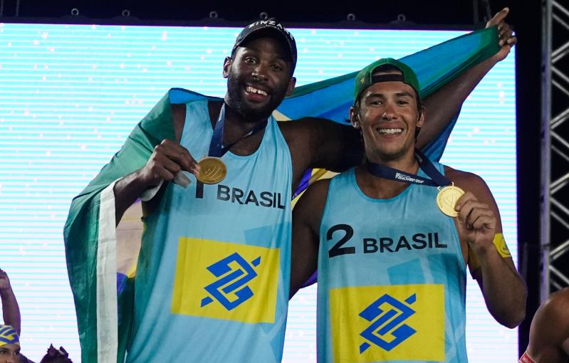 Evandro e Arthur alcançam o topo do pódio da etapa de Saquarema do Circuito Mundial