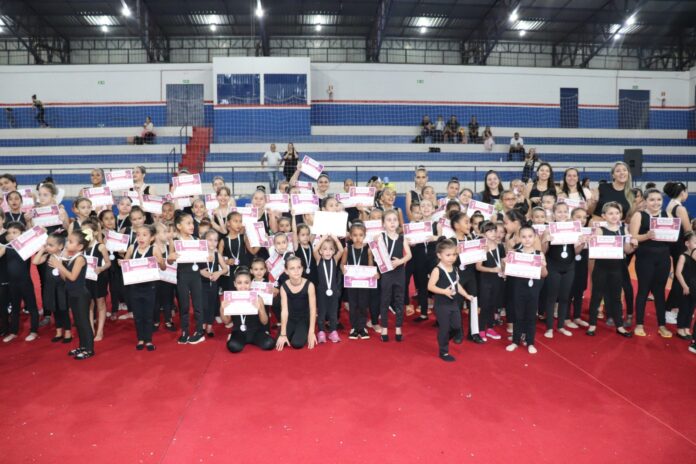 Crianças se apresentaram no Festival de Ginástica Rítmica em Mundo Novo