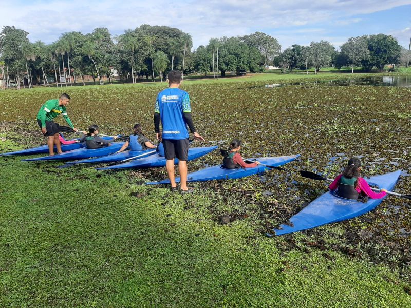As crianças de Projeto em Aquidauana participa de aulas de canoagem