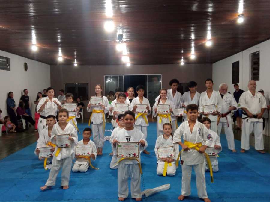 Escolinha de Karatê em Itaquiraí realiza exame para troca de faixa