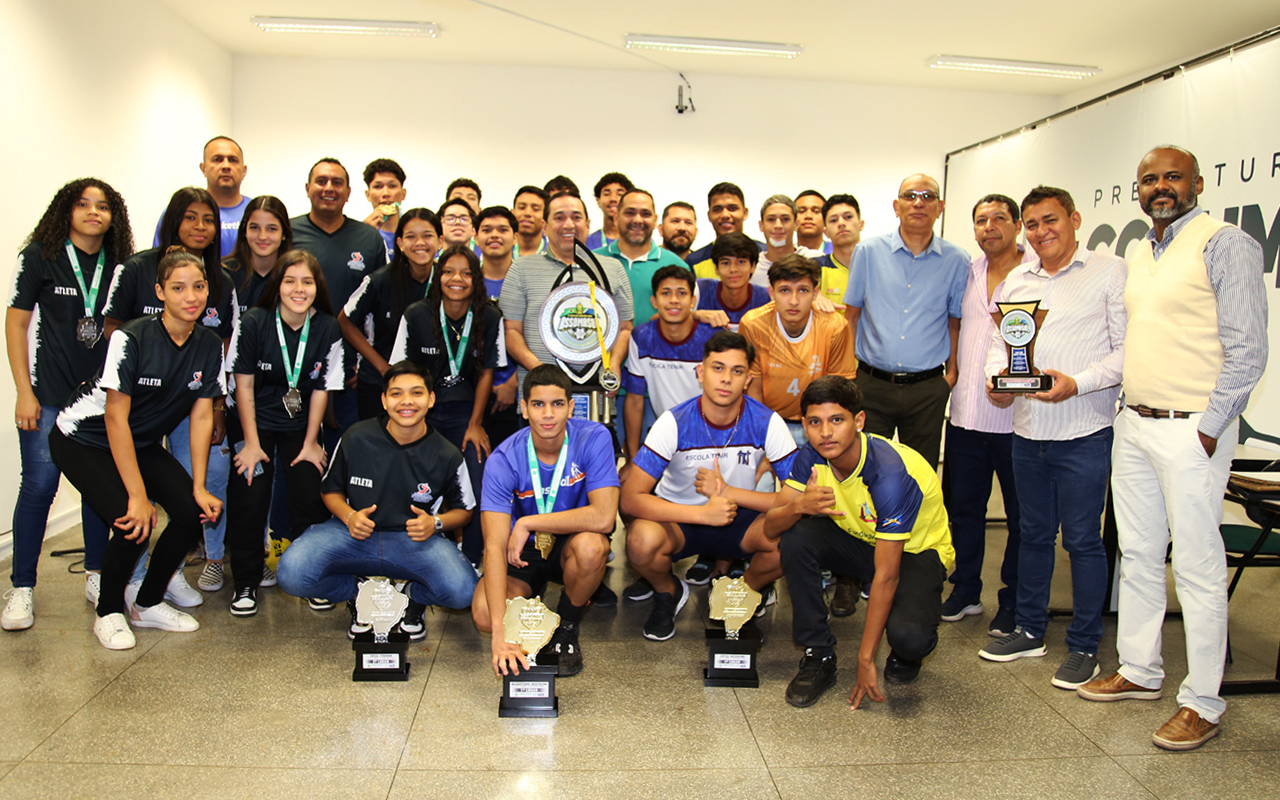 Prefeito de Corumbá recebe equipes campeãs em diversas modalidades