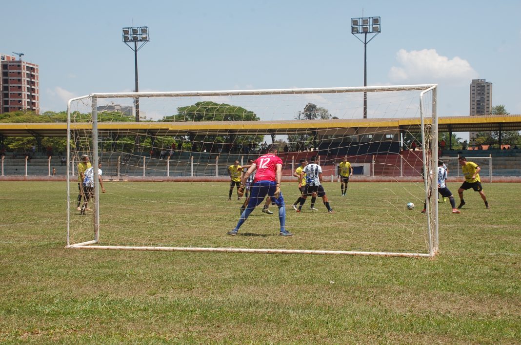 Taça Cidade de Futebol Suiço começou neste domingo em Ponta Porã