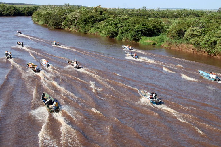 Duplas de pescadores participaram do 5º Torneio de Pesca do Rio Amambai