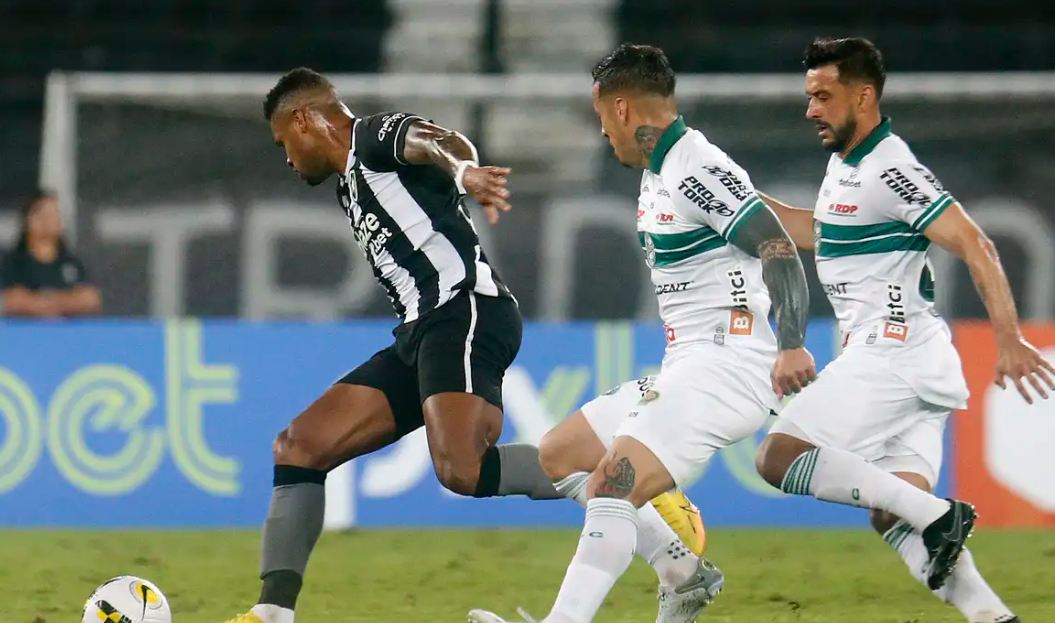 Brasileiro: Botafogo pega Coritiba tentando voltar à luta pelo título