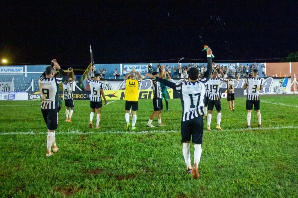 Bola parada decide e Operário vence Coxim no Jacques da Luz