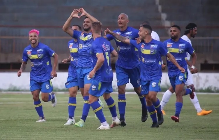 Dourados AC vence o Novo com dez em campo e gol no fim