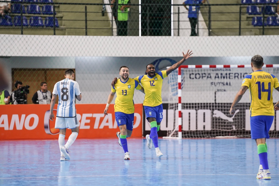 Seleção vence Argentina e é líder do Grupo B na Copa América de Futsal