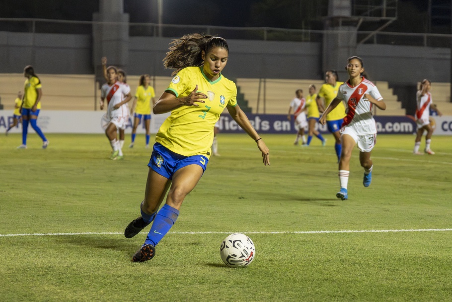 Titular em todas as partidas no Sul-Americano, Sofia celebra momento com a Seleção
