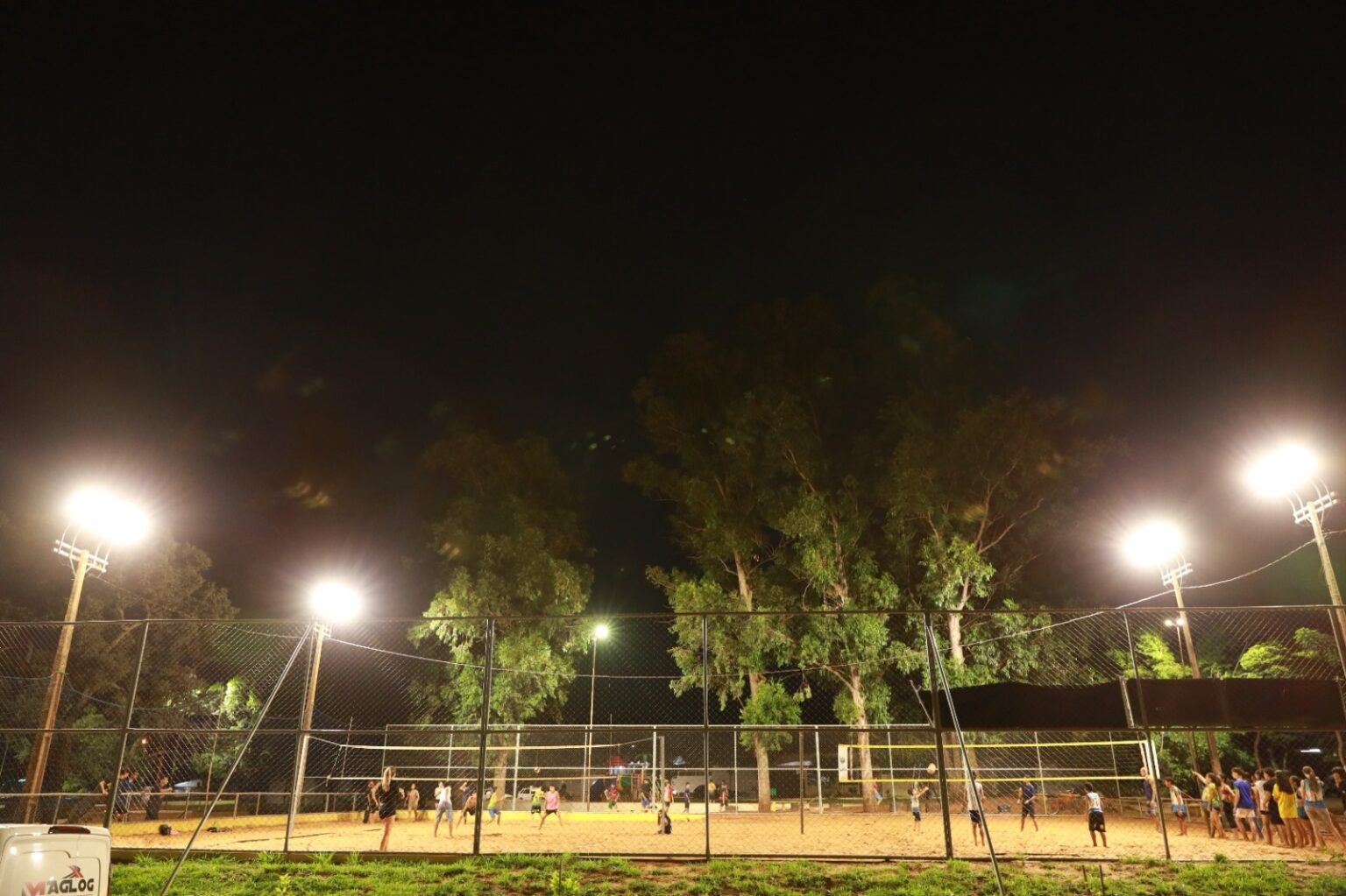 Praças e campos de futebol se transformam em espaços de lazer na Capital