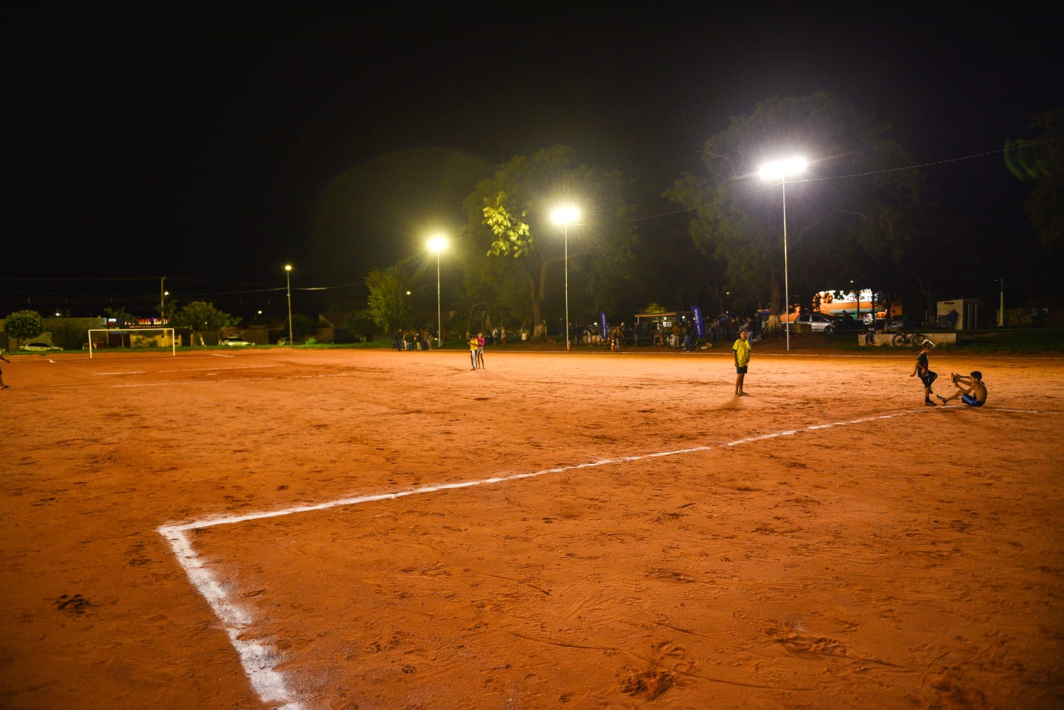 Prefeitura entrega iluminação no Campo de Futebol do Bairro Tarsila do Amaral